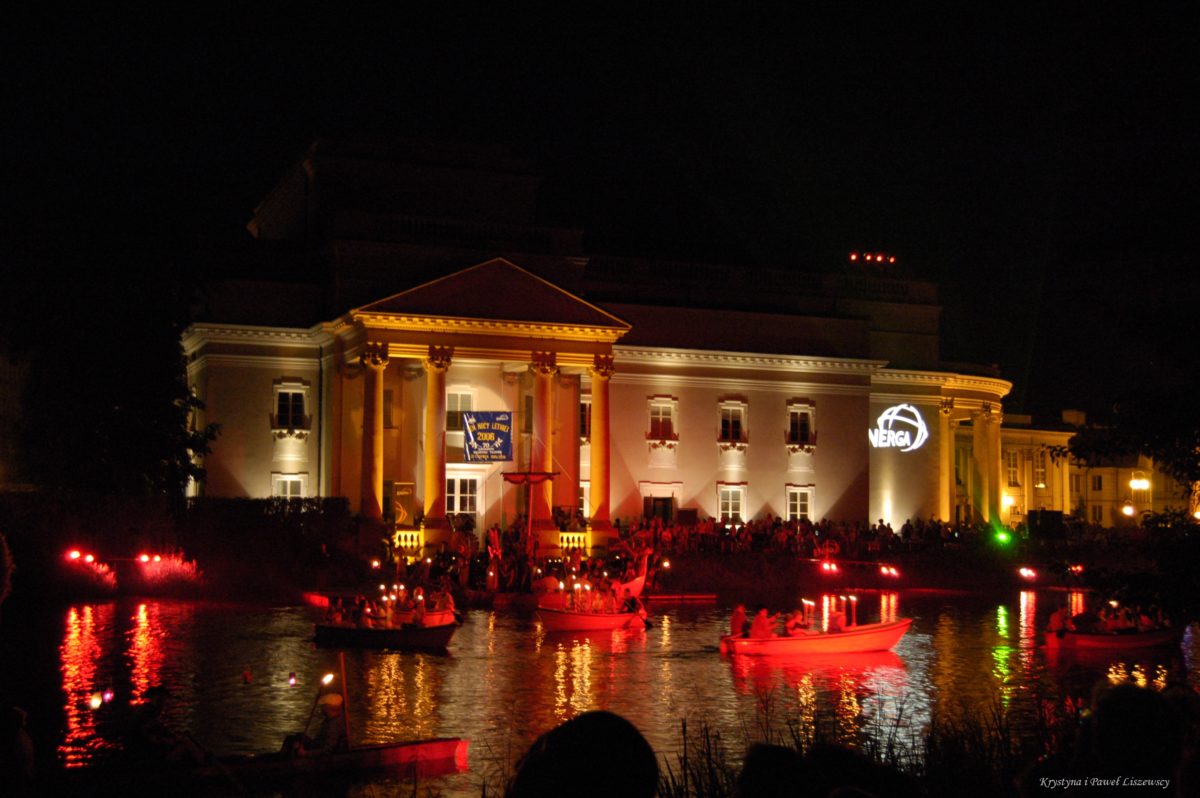Tysiące kaliszan uczestniczyło w wydarzeniu „Sen Nocy Letniej” z okazji uruchomienia iluminacji TEATRU w 2006 roku – Przewodnik po starym Kaliszu