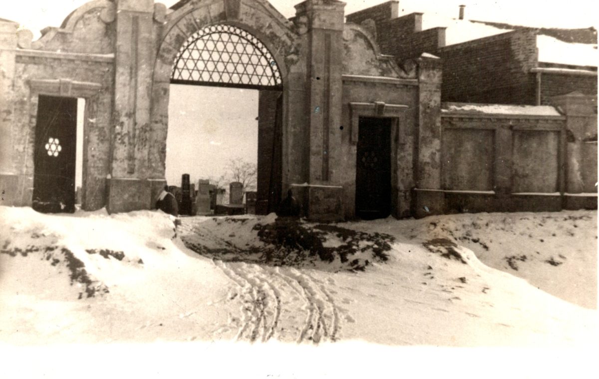Kaliscy Żydzi posiadali dwa cmentarze. Pierwszy założony w XIII wieku „Na czaszkach”, a drugi w XX wieku na Widoku