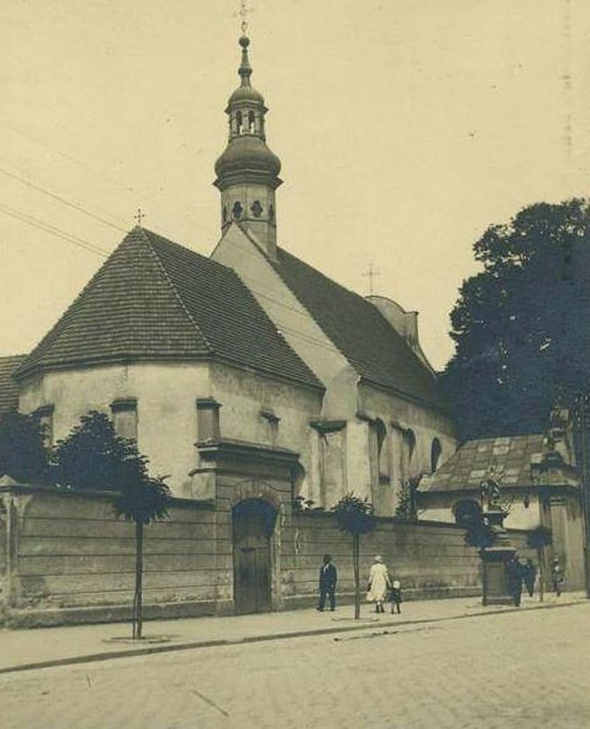 Figura Matki Bożej Bolesnej, która do 1939 roku stała na chodniku przy ulicy Marszałka Piłsudskiego (obecnie Śródmiejskiej) – Przewodnik po starym Kaliszu