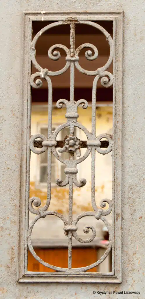 Złota 17